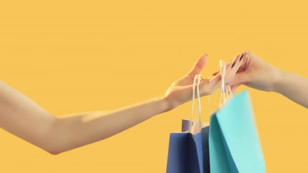 Щасливі покупки онлайн продаж жінка багато сумки — стокове відео