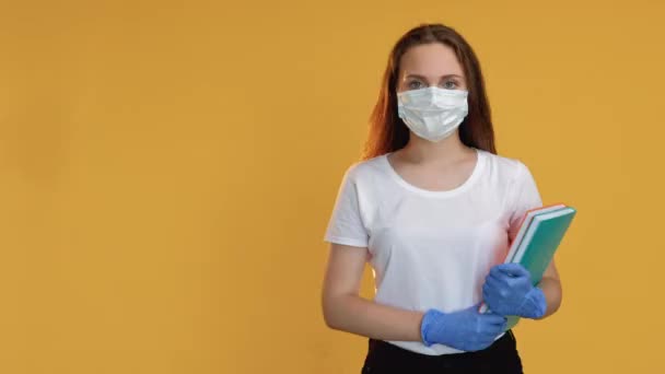 Iskola újra megnyitja az új normál diák maszk v jel készlet 5 — Stock videók