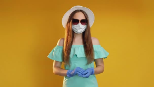 Quarantena moda estate pandemia donna maschera — Video Stock