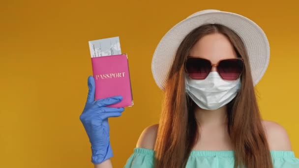 Pandemisk turism säkerhetsåtgärder kvinna pass — Stockvideo