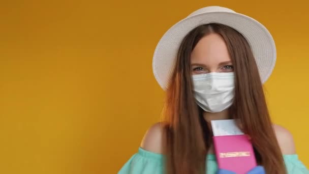Pandemisk resa karantän semester kvinna pass — Stockvideo