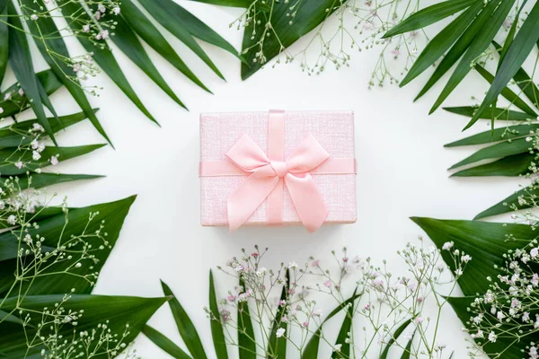 Vakantie cadeau bloemen compositie roze geschenkdoos — Stockfoto