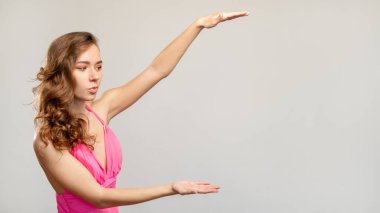 Şaşırmış kadın promosyon arka planı zarif