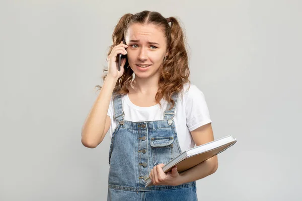Student styl życia telefon połączenie mylić dziewczyna komórkowy — Zdjęcie stockowe