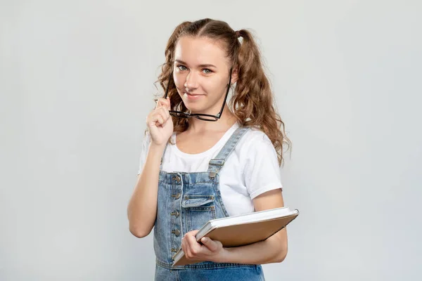 Αυτοπεποίθηση μαθητή πορτρέτο σχολείο ζωή έξυπνο κορίτσι — Φωτογραφία Αρχείου