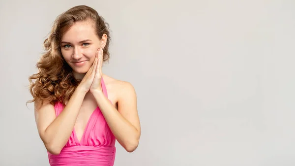 Izgatott nő portré hirdetés háttér rózsaszín ruha — Stock Fotó