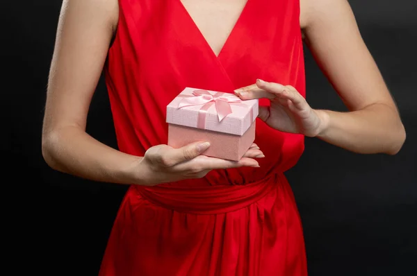 Urlaub Geschenk festliche Überraschung Frau Geschenk-Box — Stockfoto