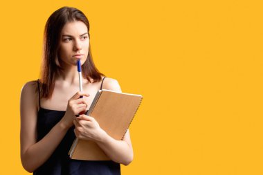 Şaşkın yüz ödemeleri düşünceli kadın planlama