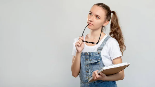 Estudante pensivo retrato escola exame menina inteligente — Fotografia de Stock