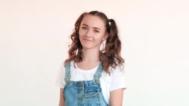 Щасливий підліток портрет молодіжний спосіб життя мила дівчина — стокове відео