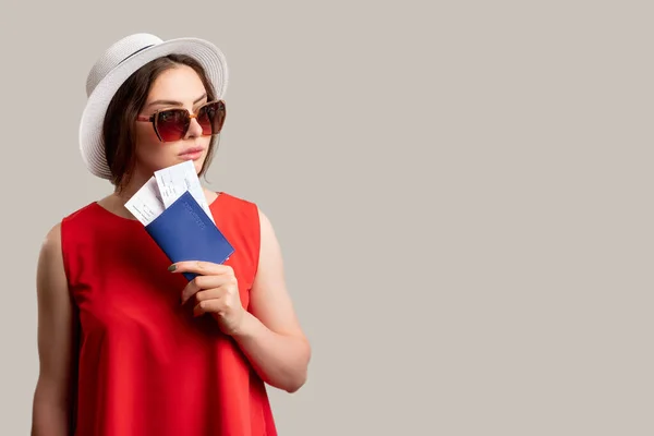 Letnia wycieczka wakacyjna wycieczka zrelaksowana kobieta paszport — Zdjęcie stockowe