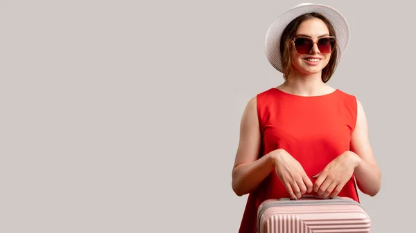 暑假旅行快乐的女人手提箱 — 图库照片