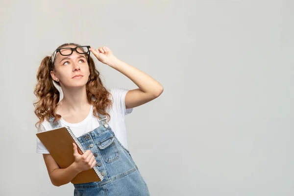 Estudante curioso retrato curso publicidade menina — Fotografia de Stock