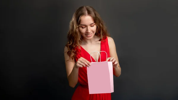 Special gift vakantie winkelen nieuwsgierig vrouw tas — Stockfoto