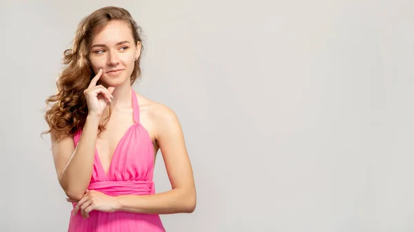 Nieuwsgierige vrouw portret commerciële achtergrond roze — Stockfoto