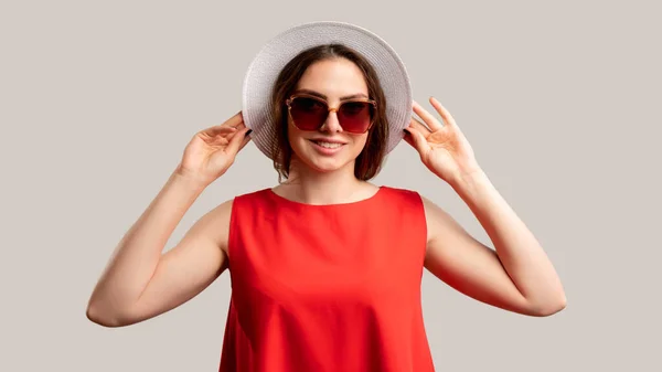 Verão viagem férias roupa feliz mulher chapéu — Fotografia de Stock