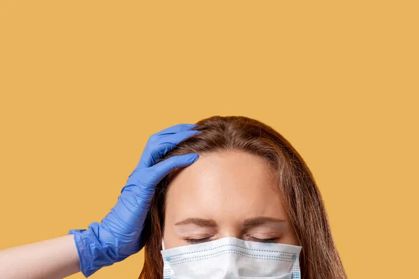 Κεφαλαλγία γυναίκα κίνδυνος λοίμωξη από τον ιό coronavirus — Φωτογραφία Αρχείου