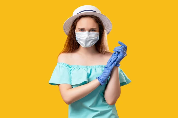 Karantän mode pandemisk hygien kvinna mask — Stockfoto