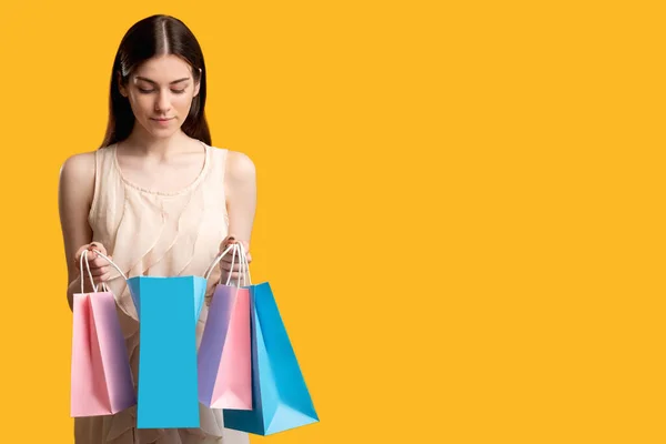 온라인 쇼핑 부티크 여성 종이 가방 — 스톡 사진