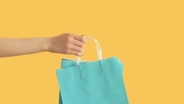 Nákupní doručení on-line prodej žena dostat tašky — Stock video