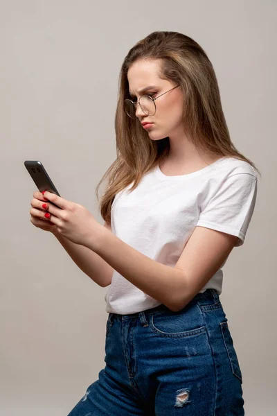 Mídia social ansiedade em causa mulher ler telefone — Fotografia de Stock