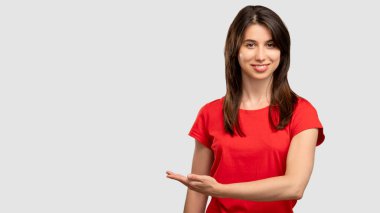 Teklif edilen ürün daveti mutlu kadın işareti