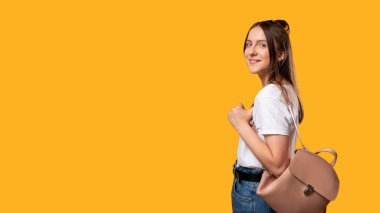 Öğrenci yaşam tarzına çalış gülümseyen genç kadın.