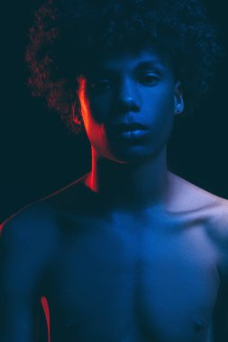 Siyah adam silueti neon ışıklı Afrikalı adam