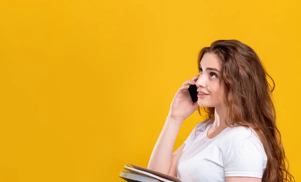 Curso de llamada telefónica anuncio mujer curiosa —  Fotos de Stock
