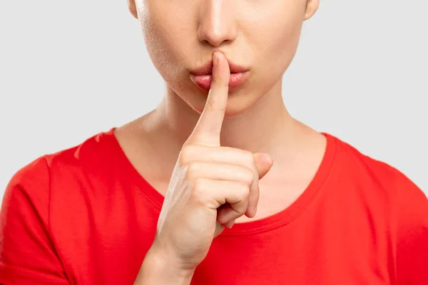 Zachować tajemniczy gest milczenia blisko kobiety — Zdjęcie stockowe
