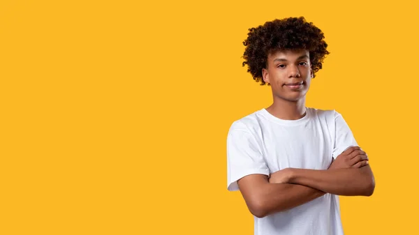 Remaja kulit hitam toleransi sosial tersenyum laki-laki muda — Stok Foto