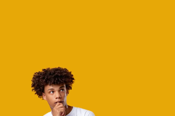 Pensativo negro adolescente pensar idea joven chico — Foto de Stock