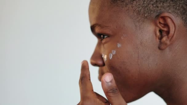 Hombre cuidado de la piel facial hidratante negro chico crema — Vídeos de Stock