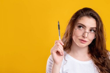 Kendine güvenen kadın portresi promosyon geçmişi