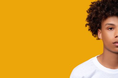 siyah hayatlar sosyal hoşgörü demektir genç adam