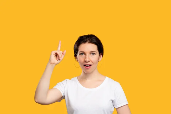 Bra idé eureka gest överraskad lycklig kvinna — Stockfoto