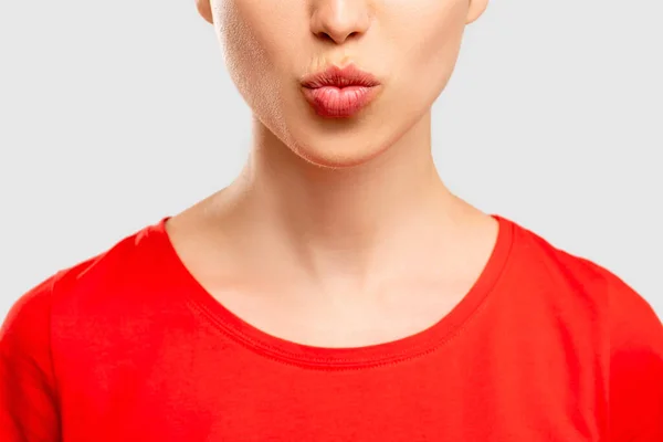 Dmuchanie pocałunek wysłać miłość kobieta czerwony t-shirt — Zdjęcie stockowe