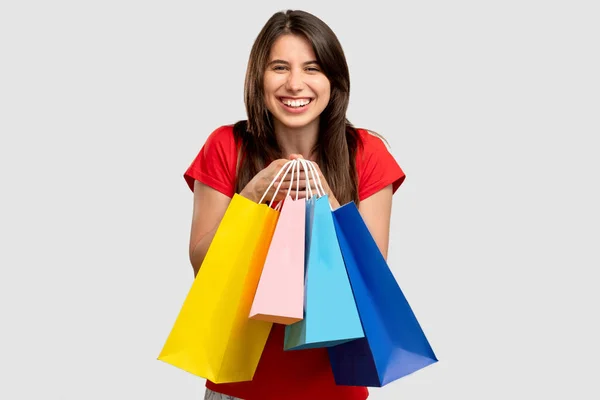 Venda de vício de compras e desconto excitado mulher — Fotografia de Stock