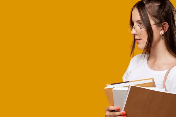 Inteligente estudiante de secundaria joven mujer cuadernos —  Fotos de Stock