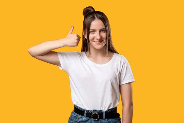 Como gesto aprovação sucesso feliz mulher polegar para cima — Fotografia de Stock