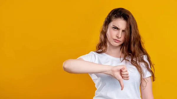 Desgosto sinal escolha errada cético mulher polegar para baixo — Fotografia de Stock