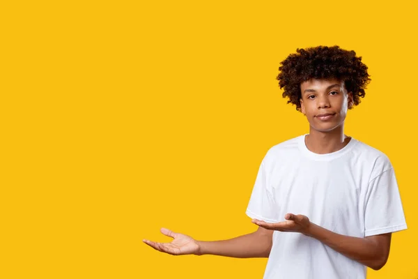 Selamat datang gerakan teks Afrika remaja anak laki-laki — Stok Foto