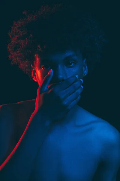 Černý muž portrét neon světlo africký chlap — Stock fotografie