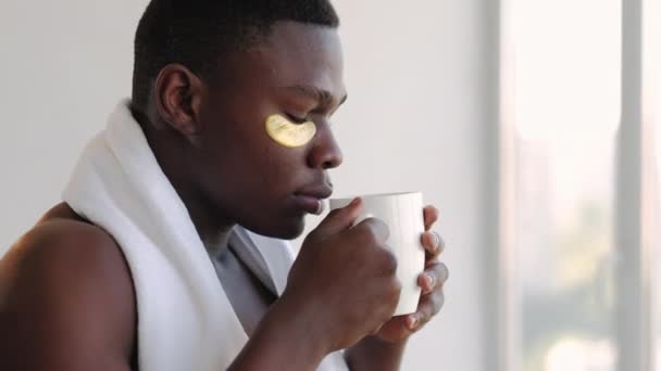 Metrosexual estilo de vida feliz africano hombre café — Vídeo de stock