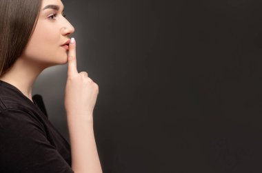 Halkla ilişkilerden konuşmayı kes kadın sus diyor.