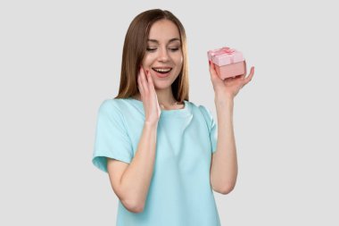 Sürpriz doğum günü hediyesi. Şaşırmış kadın.