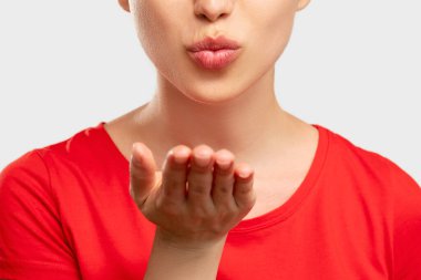 Öpücükler saçıyor, aşkı hissediyor.