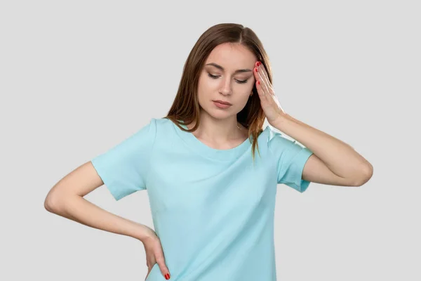 Zmęczona kobieta migrena ból kłopotliwe dotykanie głowy — Zdjęcie stockowe