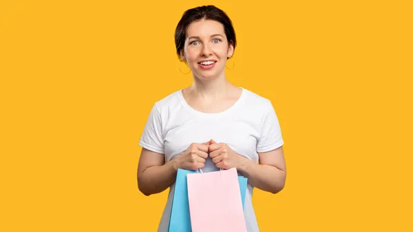 연휴 선물 온라인 쇼핑 행복 한 여자 가방 — 스톡 사진