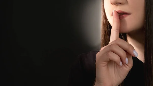 Stil gebaar huiselijk geweld geheime vrouw shhh — Stockfoto